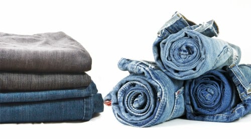 how to roll your clothes when traveling