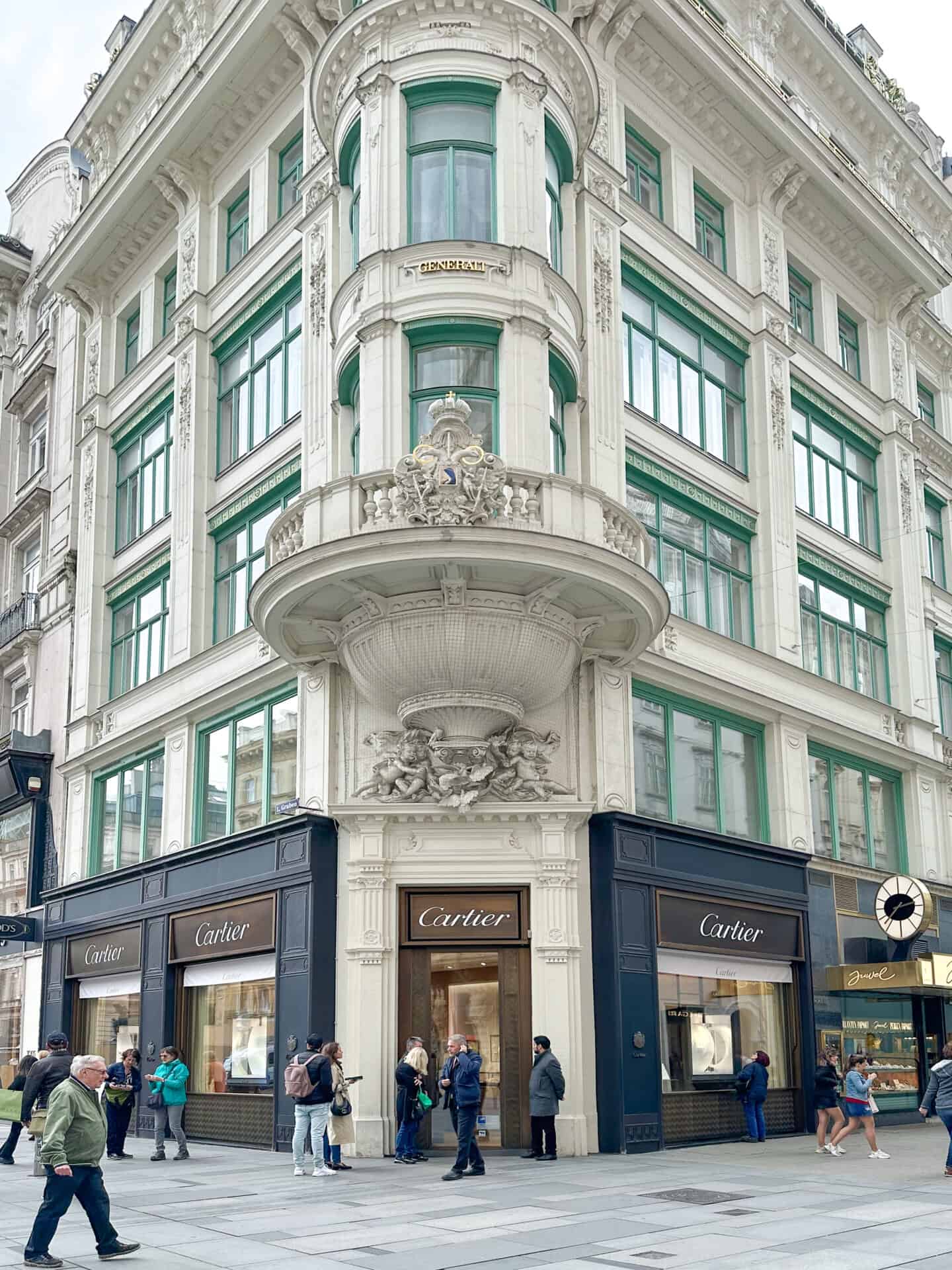 What luxury stores does vienna have