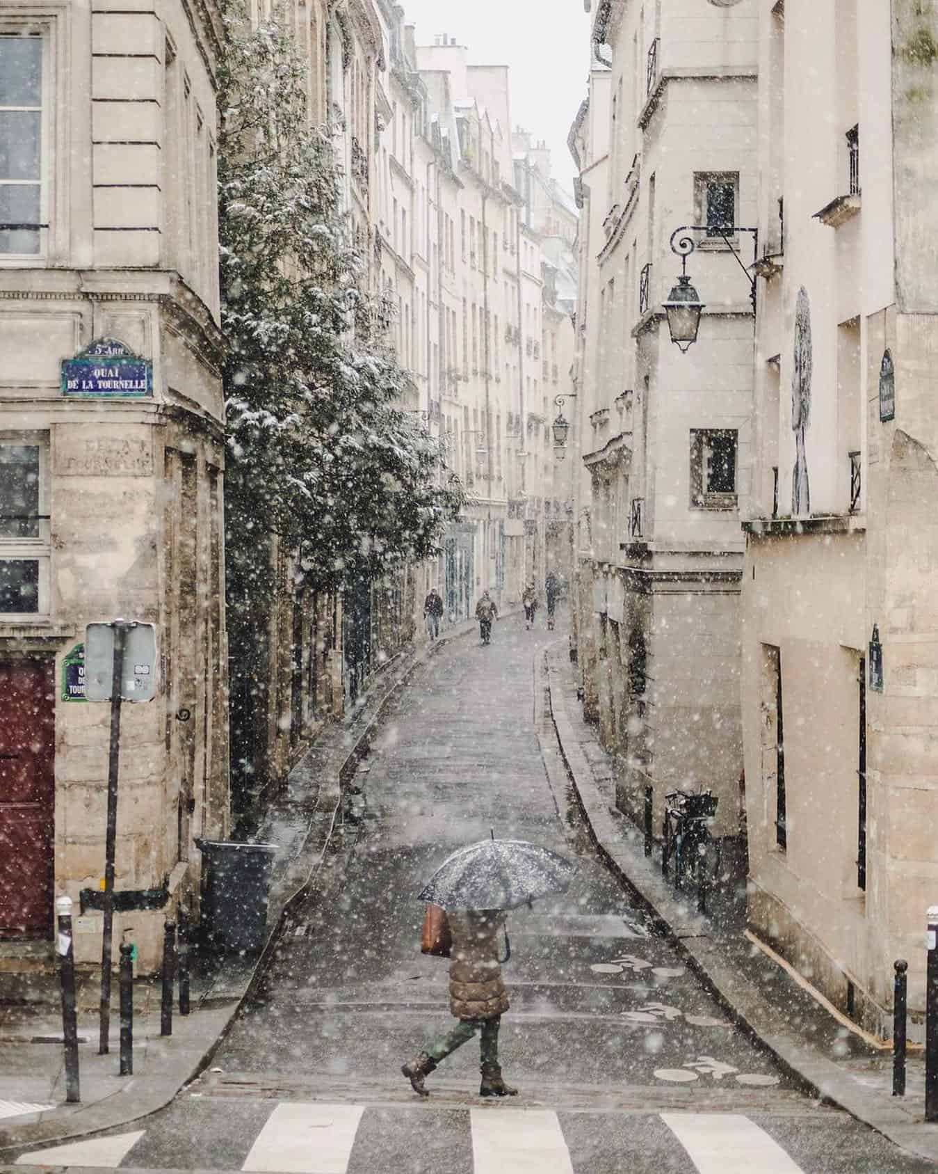 When does it snow in Paris