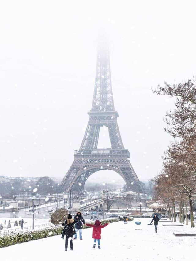 Photos of Paris Covered in Snow